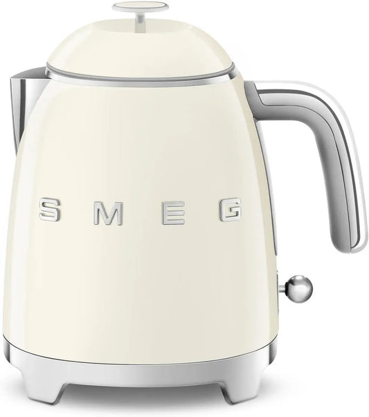Bouilloire Électrique Compacte Smeg 0,8 L, Filtre en Acier Inoxydable, Arrêt Automatique, Indicateur de Niveau, Base Antidérapante, Système de Rangement de Cordon, 1400W, Couleur Crème